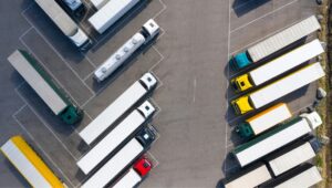 Widok z góry zaparkowanych ciężarówek na parkingu.