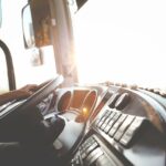 Widok z wnętrza ciężarówki, prześwietlone słońcem zza okna.