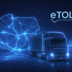 Ciężarówka poruszająca się po Polsce w systemie e-TOLL, z podświetloną mapą kraju i logo e-TOLL symbolizującymi elektroniczny pobór opłat drogowych