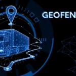 Niebieska, futurystyczna grafika przedstawiająca holograficzną ciężarówkę w obrębie cyfrowej geostrefy, z ikoną lokalizacji, linią trasy oraz napisem „Geofencing” na czarnym tle.