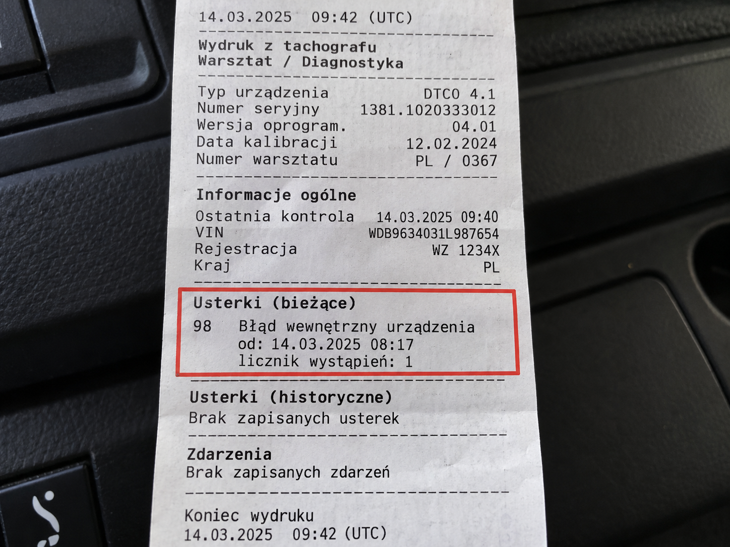 Wydruk diagnostyczny z tachografu VDO DTCO 4.1 z zaznaczoną na czerwono usterką o kodzie 98, oznaczającą błąd wewnętrzny urządzenia.